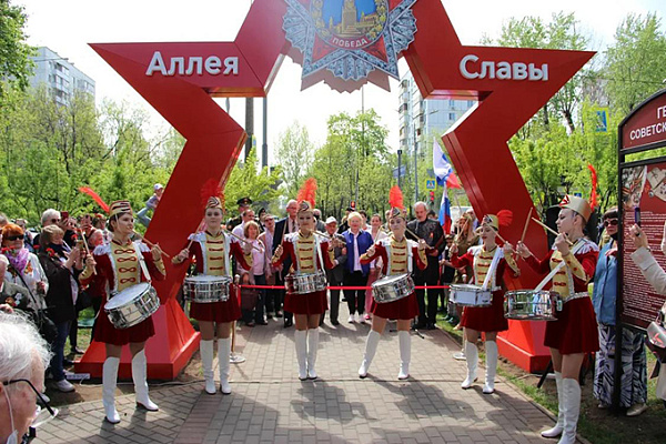 В Текстильщиках открыли Аллею Славы в память о боевых подвигах жителей района.