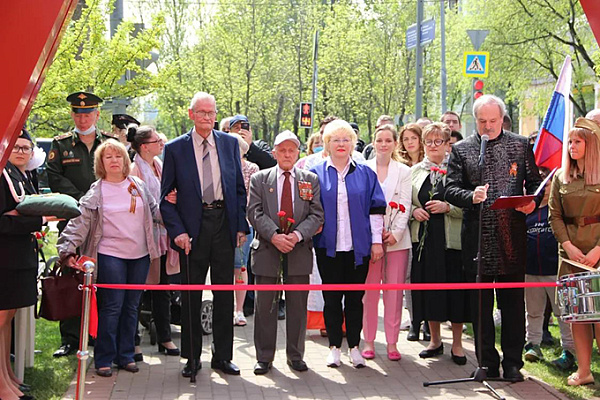 В Текстильщиках открыли Аллею Славы в память о боевых подвигах жителей района.